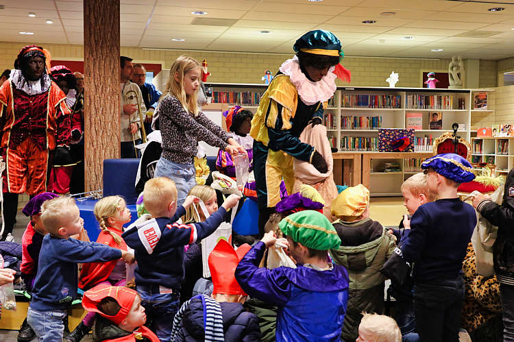 Aankomst van de Sint en zijn Zwarte Pieten in Waarder_064